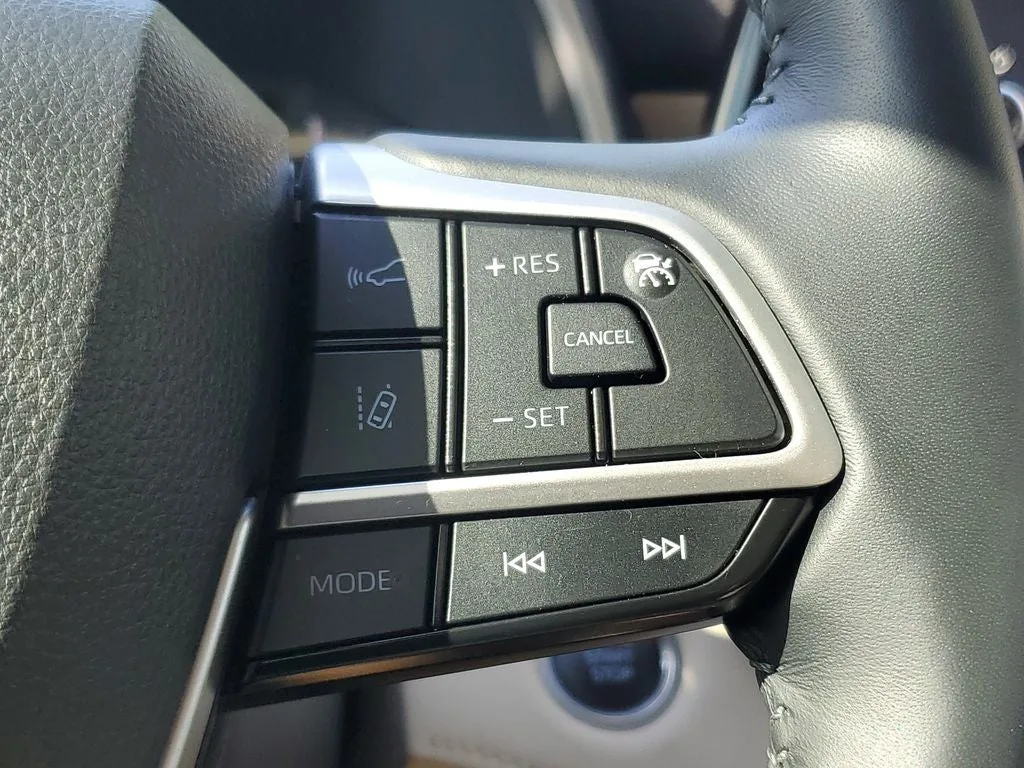 2025 Toyota Highlander XLE photo 26