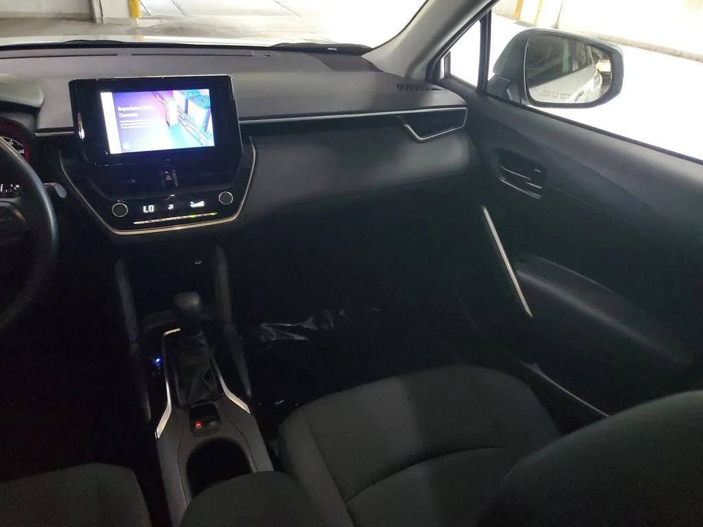 2024 Toyota Corolla Cross LE photo 16
