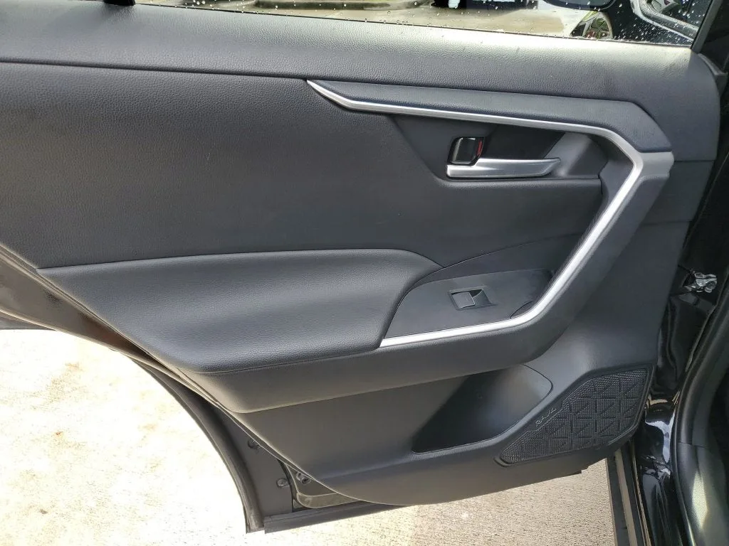 2025 Toyota RAV4 XLE photo 11