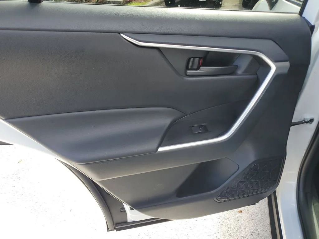 2025 Toyota RAV4 Hybrid LE photo 11