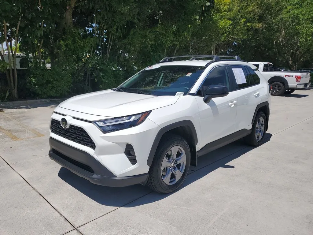 2025 Toyota RAV4 Hybrid LE photo 3