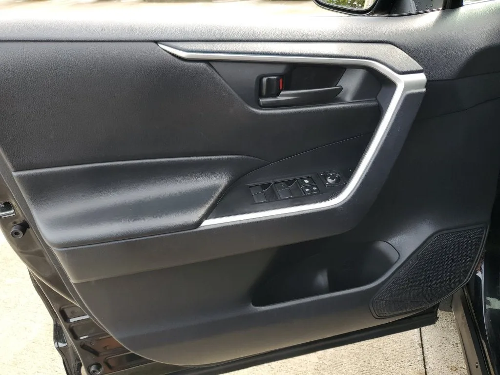 2025 Toyota RAV4 Hybrid LE photo 17