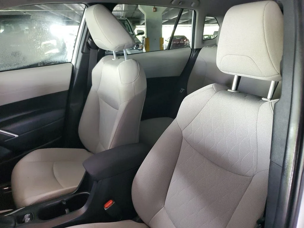 2025 Toyota Corolla Cross L photo 18