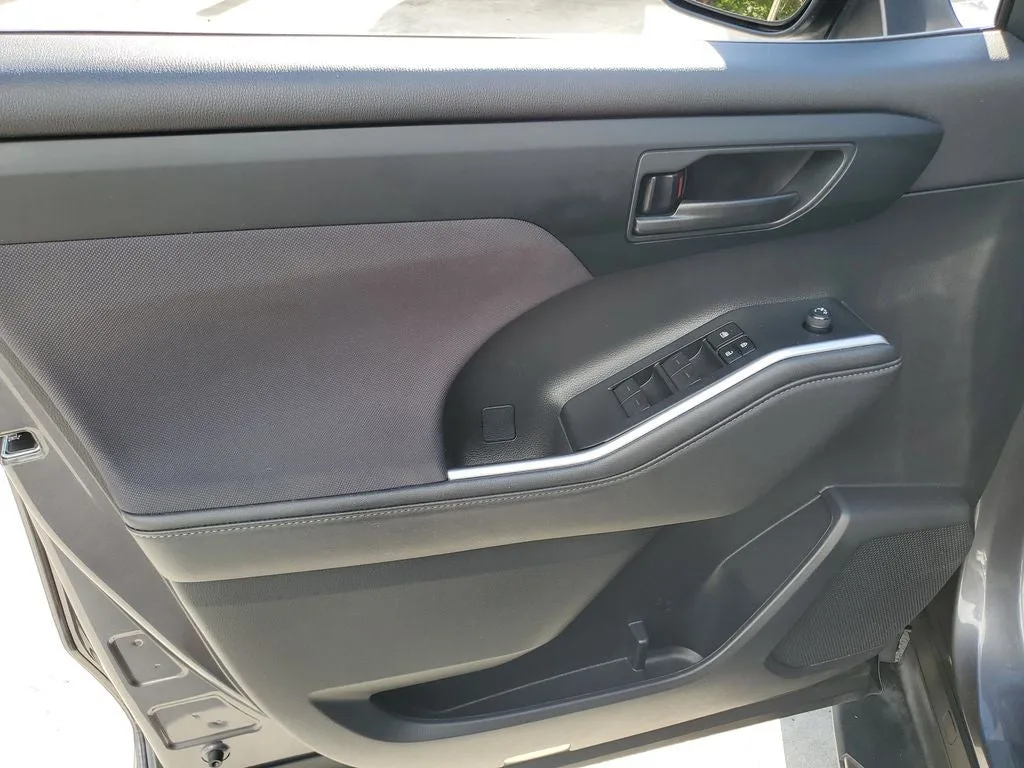 2024 Toyota Highlander LE photo 19