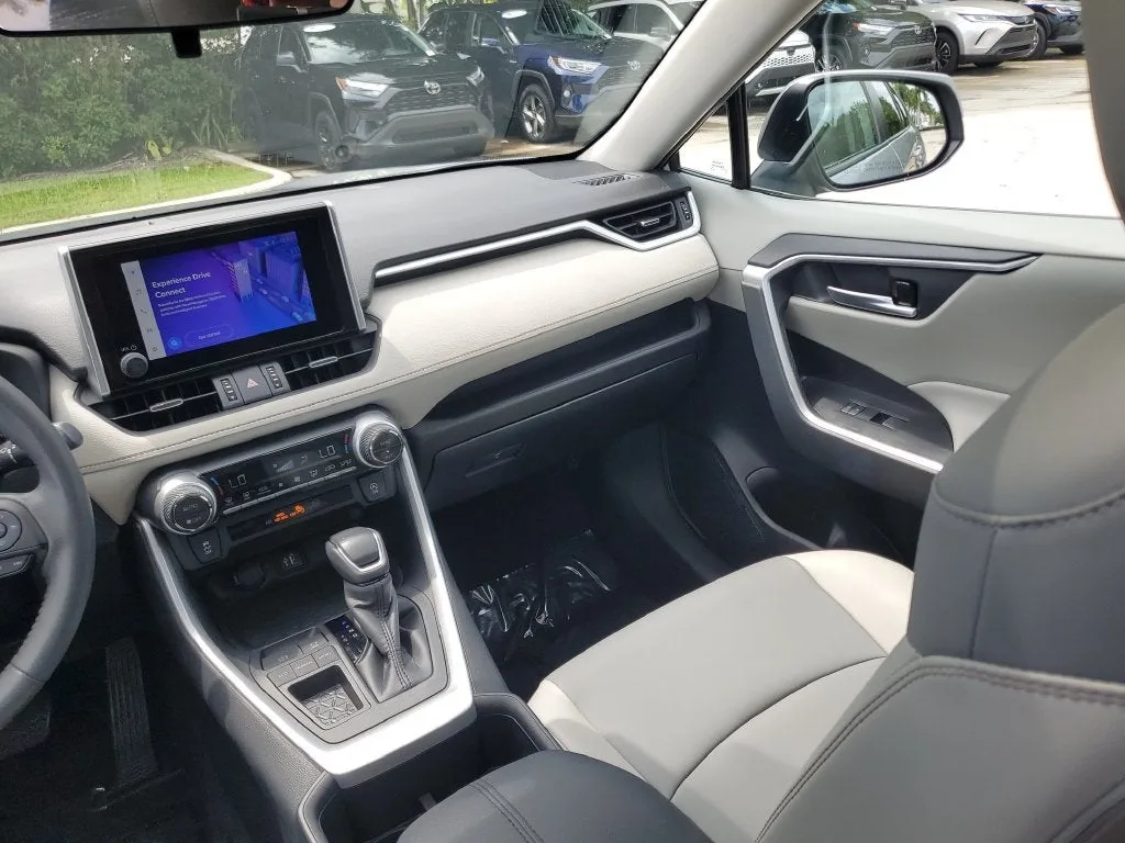2023 Toyota RAV4 XLE Premium photo 18