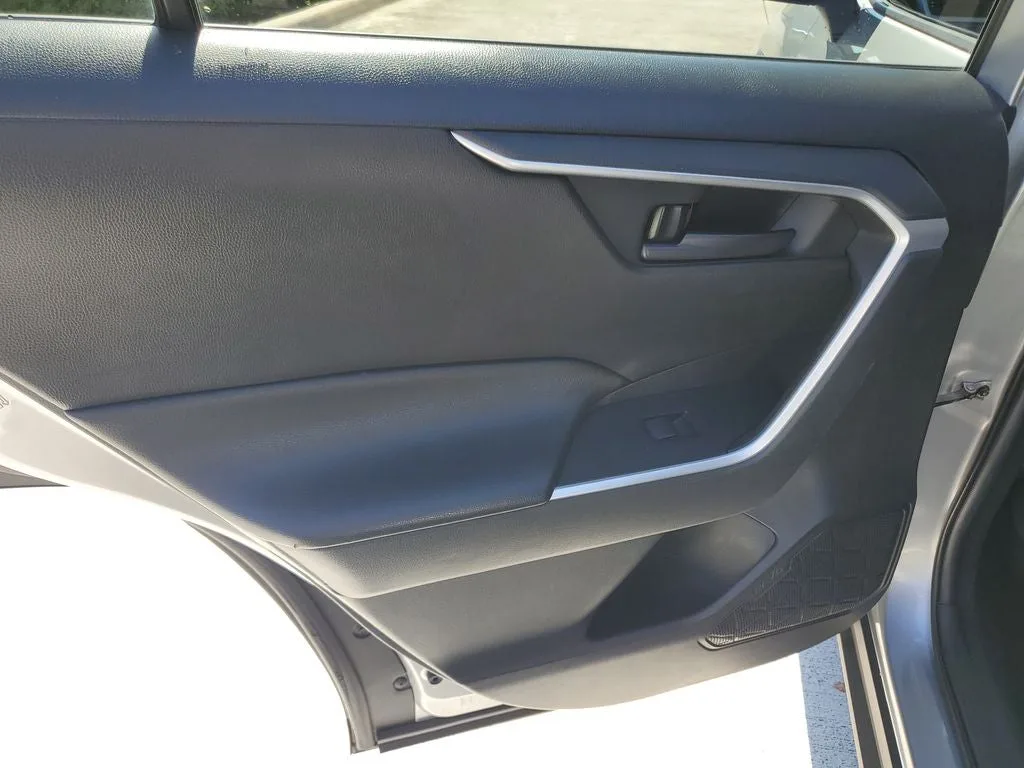 2021 Toyota RAV4 LE photo 11