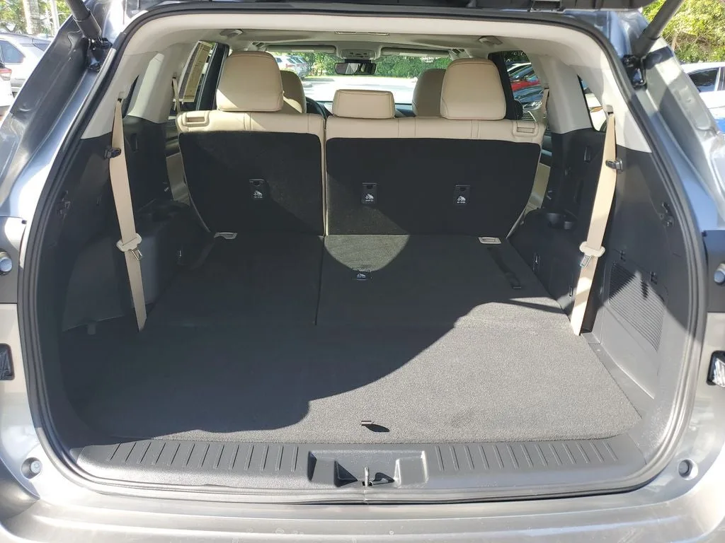 2025 Toyota Highlander XLE photo 10