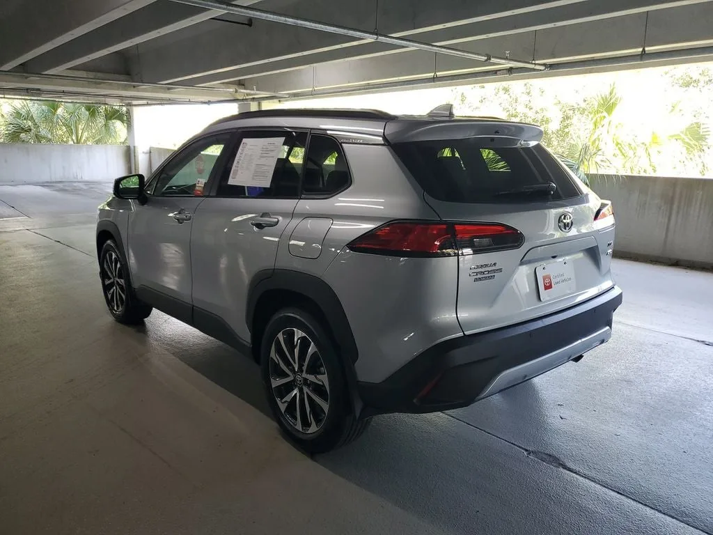 2024 Toyota Corolla Cross XLE photo 6