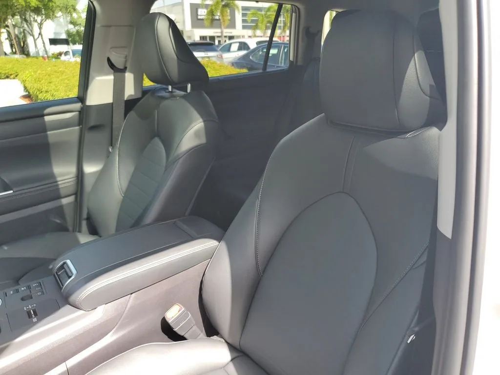 2026 Toyota Highlander Hybrid XLE photo 23
