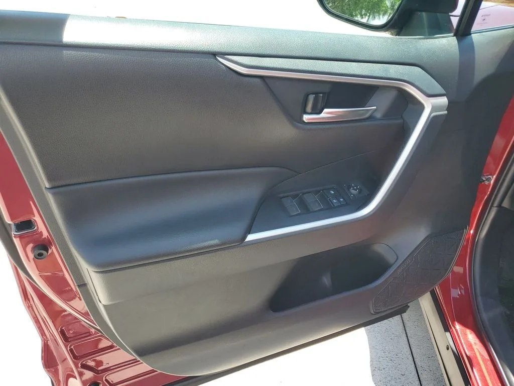 2022 Toyota RAV4 XLE Premium photo 19