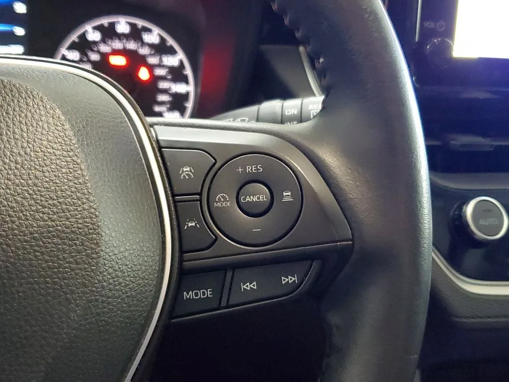 2024 Toyota Corolla Cross LE photo 24