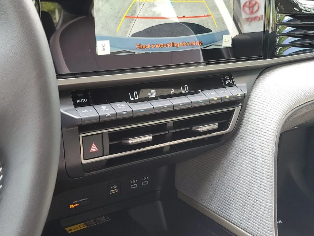 2025 Toyota Camry SE photo 28