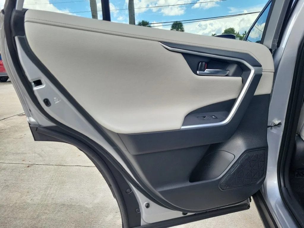 2023 Toyota RAV4 Hybrid Limited photo 11