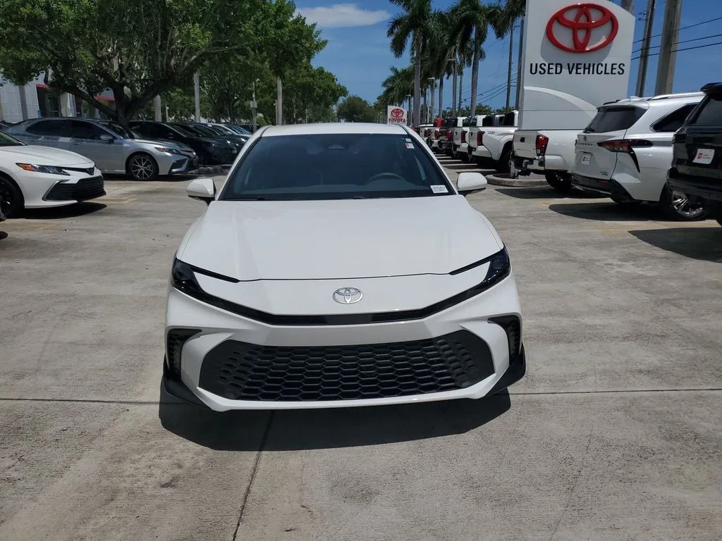 2025 Toyota Camry SE photo 3