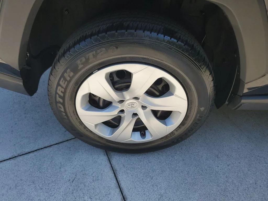 2024 Toyota RAV4 LE photo 6