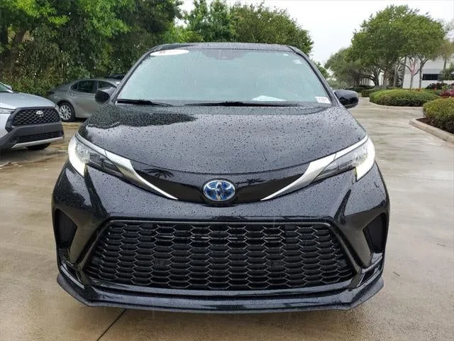 2022 Toyota Sienna XSE 7 Passenger photo 8