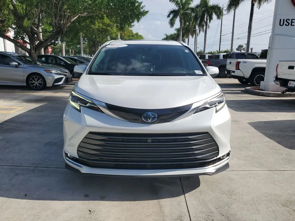 2023 Toyota Sienna Platinum 7 Passenger photo 2