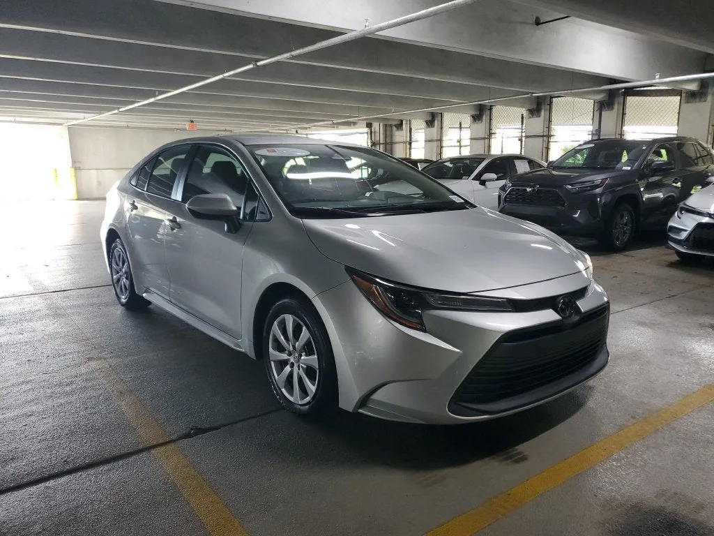 2025 Toyota Corolla LE photo 3