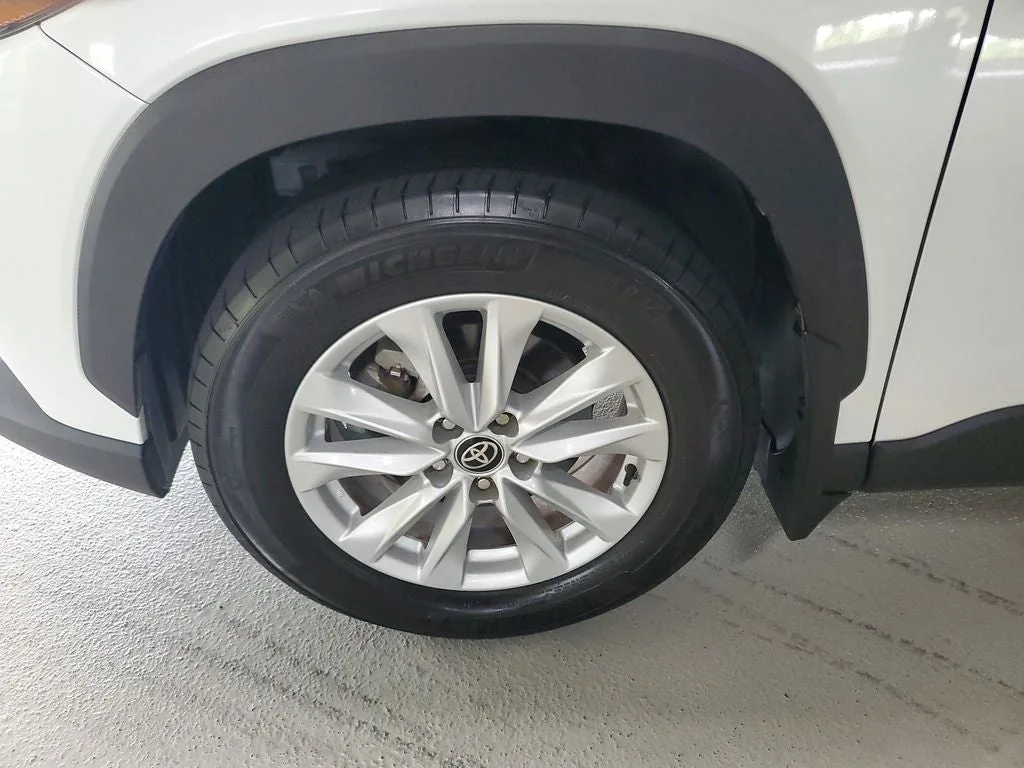 2024 Toyota Corolla Cross LE photo 7