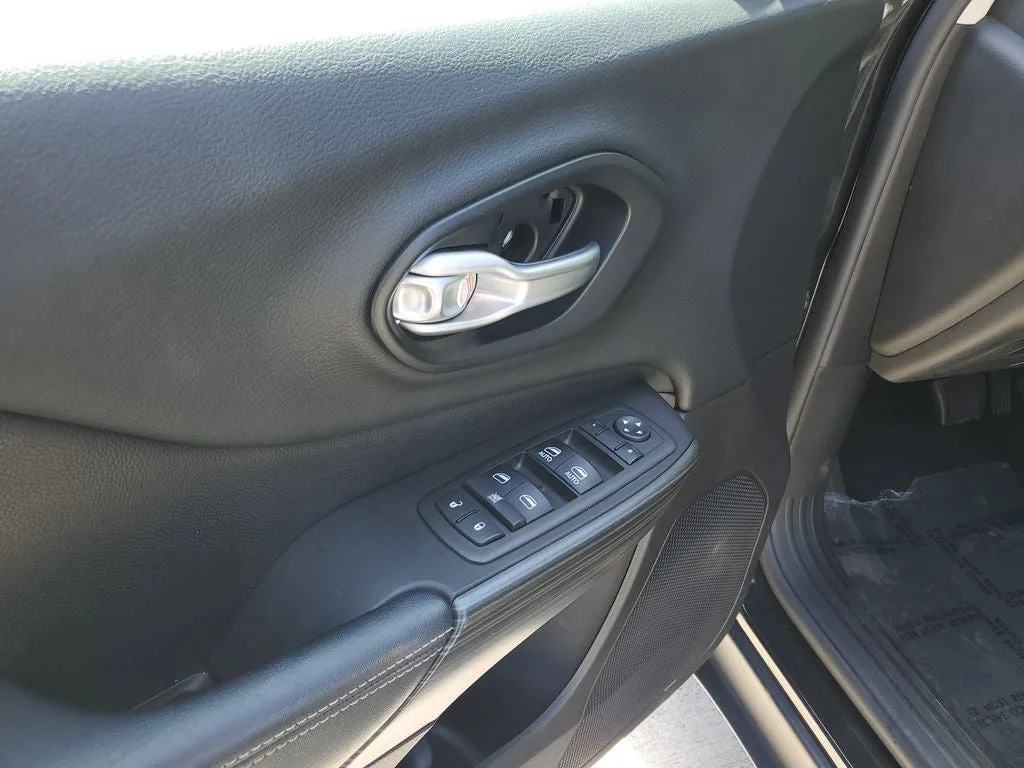 2015 Jeep Cherokee Latitude photo 18