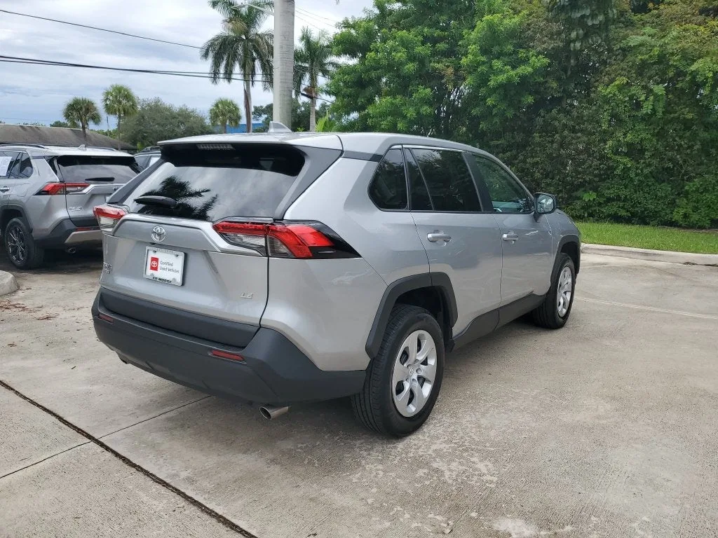 2024 Toyota RAV4 LE photo 4