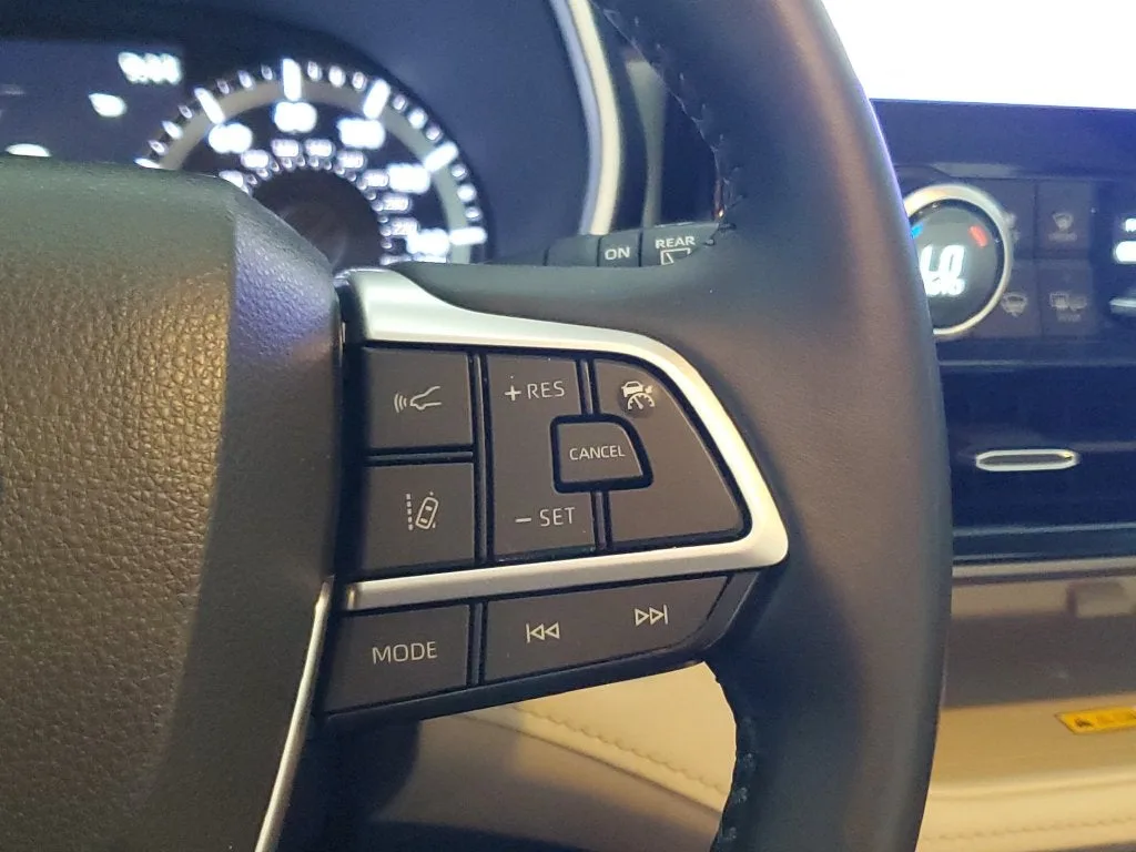2023 Toyota Highlander XLE photo 27