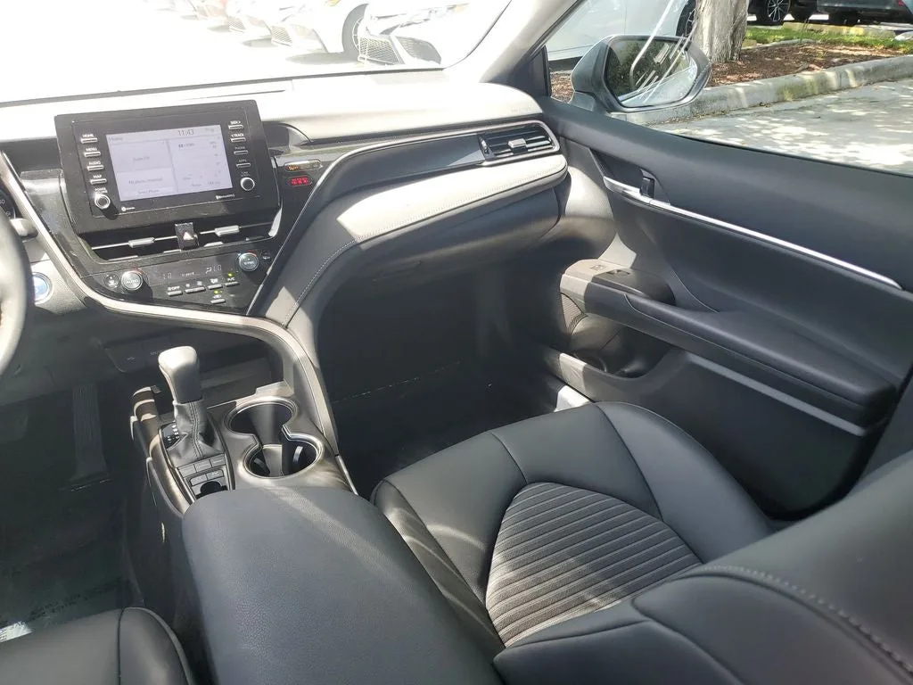 2024 Toyota Camry Hybrid SE photo 16