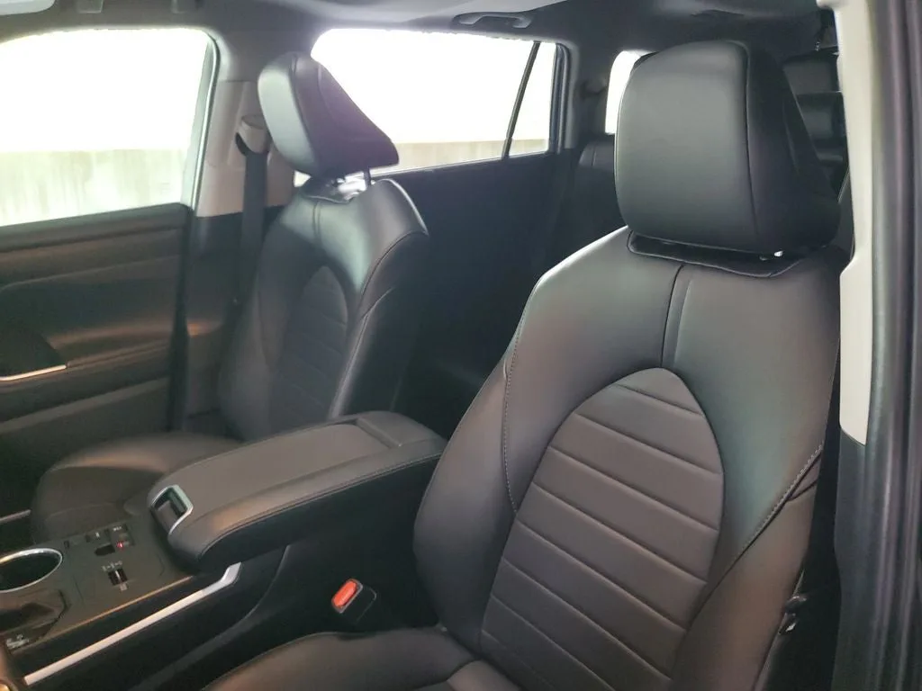 2024 Toyota Highlander XLE photo 21