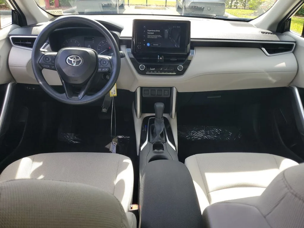 2024 Toyota Corolla Cross L photo 14