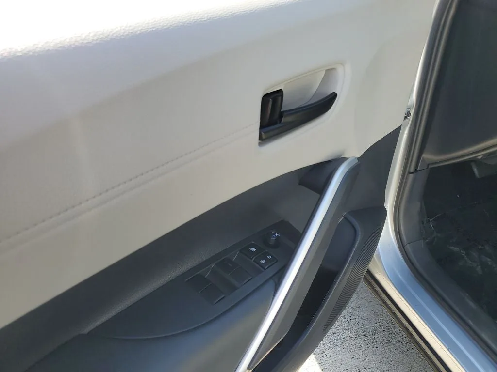 2024 Toyota Corolla Cross L photo 17