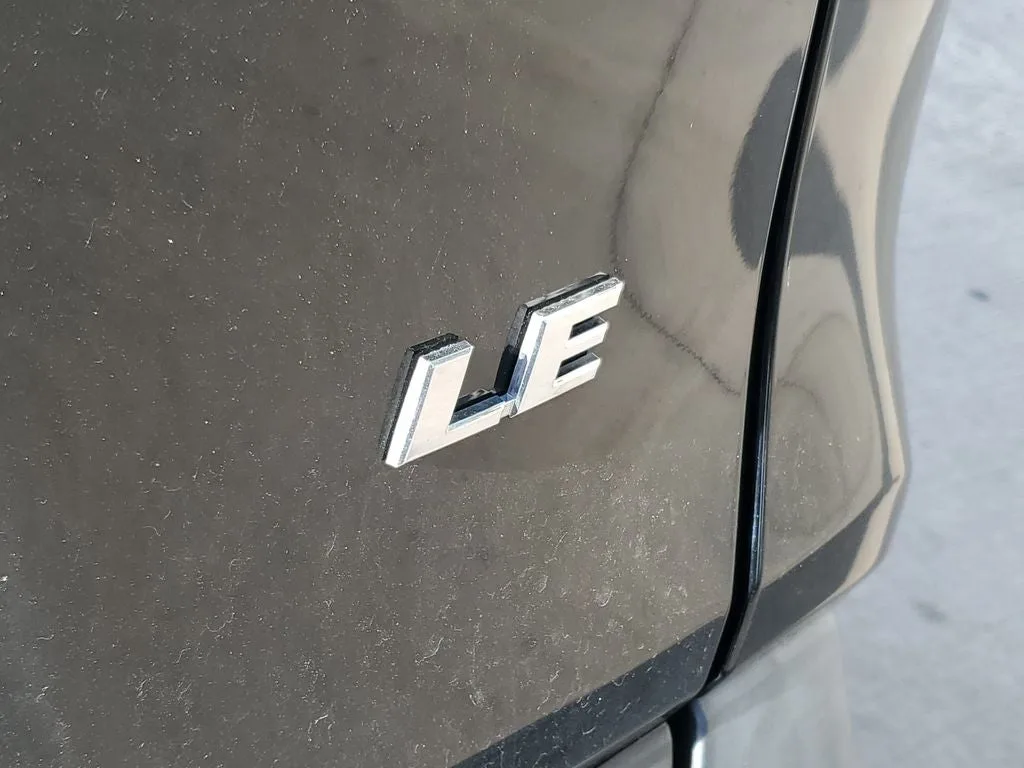 2022 Toyota RAV4 LE photo 5