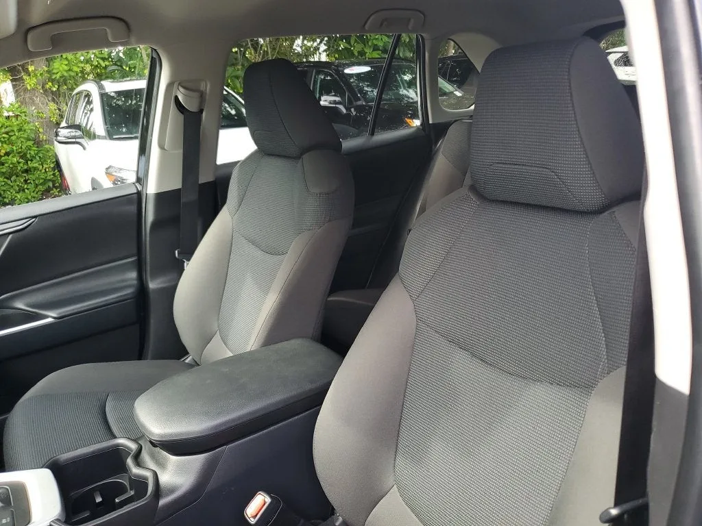 2025 Toyota RAV4 Hybrid LE photo 19