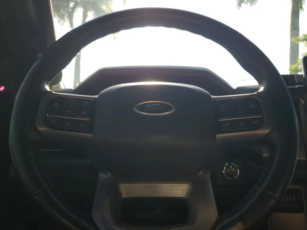 2022 Ford F-150 Lightning Lariat photo 21