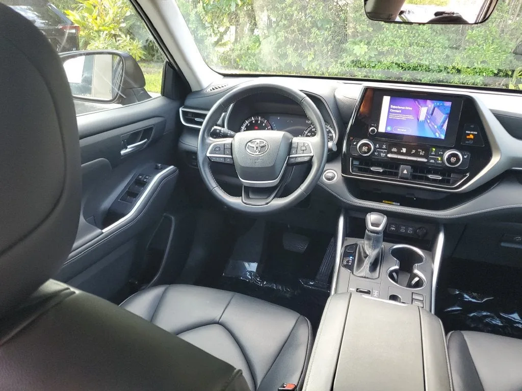 2024 Toyota Highlander XLE photo 16