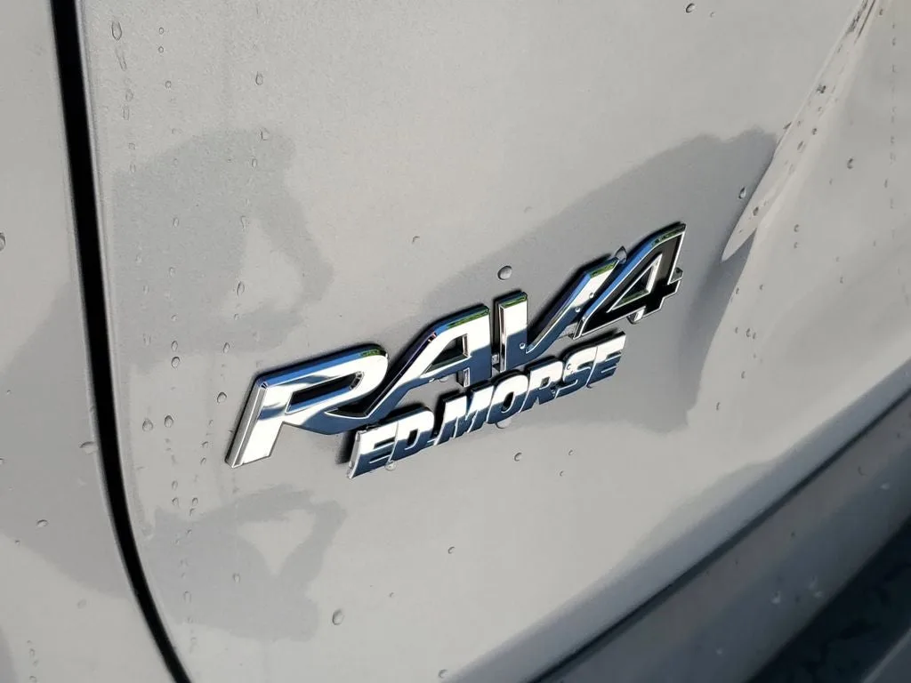 2021 Toyota RAV4 LE photo 8