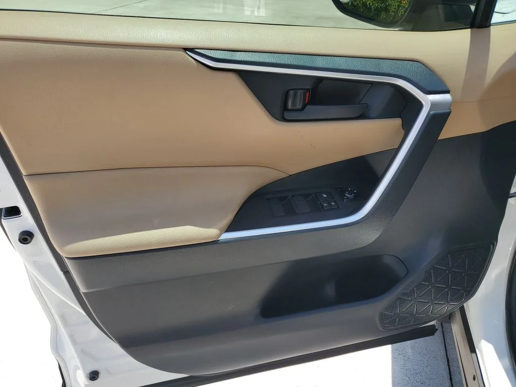 2025 Toyota RAV4 Hybrid LE photo 17