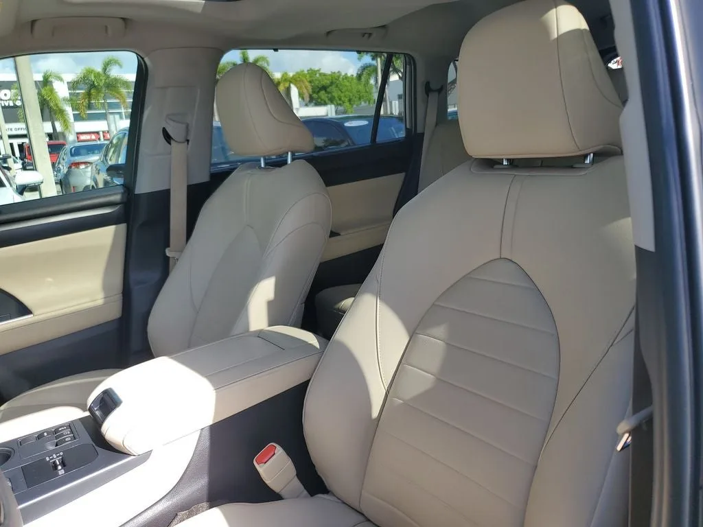 2025 Toyota Highlander XLE photo 21