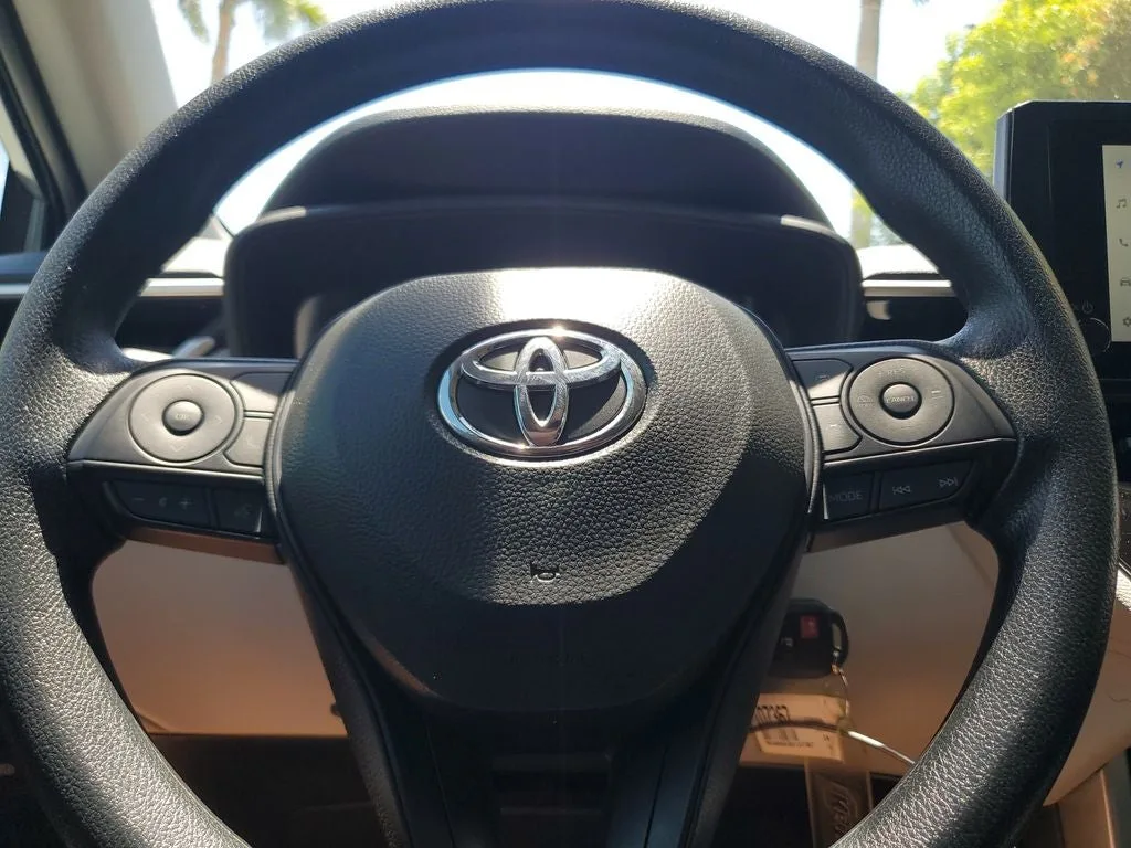 2024 Toyota Corolla Cross L photo 21
