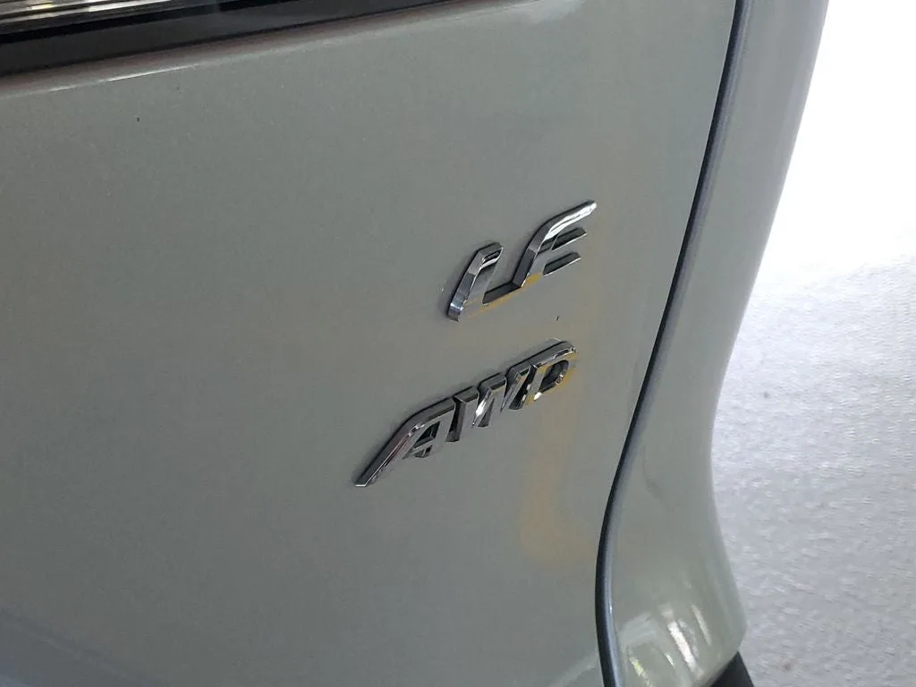 2024 Toyota Corolla Cross LE photo 9