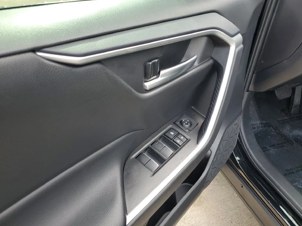 2025 Toyota RAV4 XLE photo 18