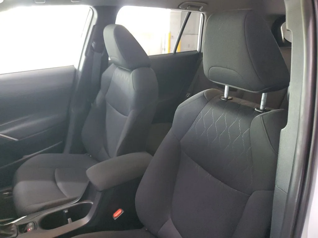 2024 Toyota Corolla Cross LE photo 19