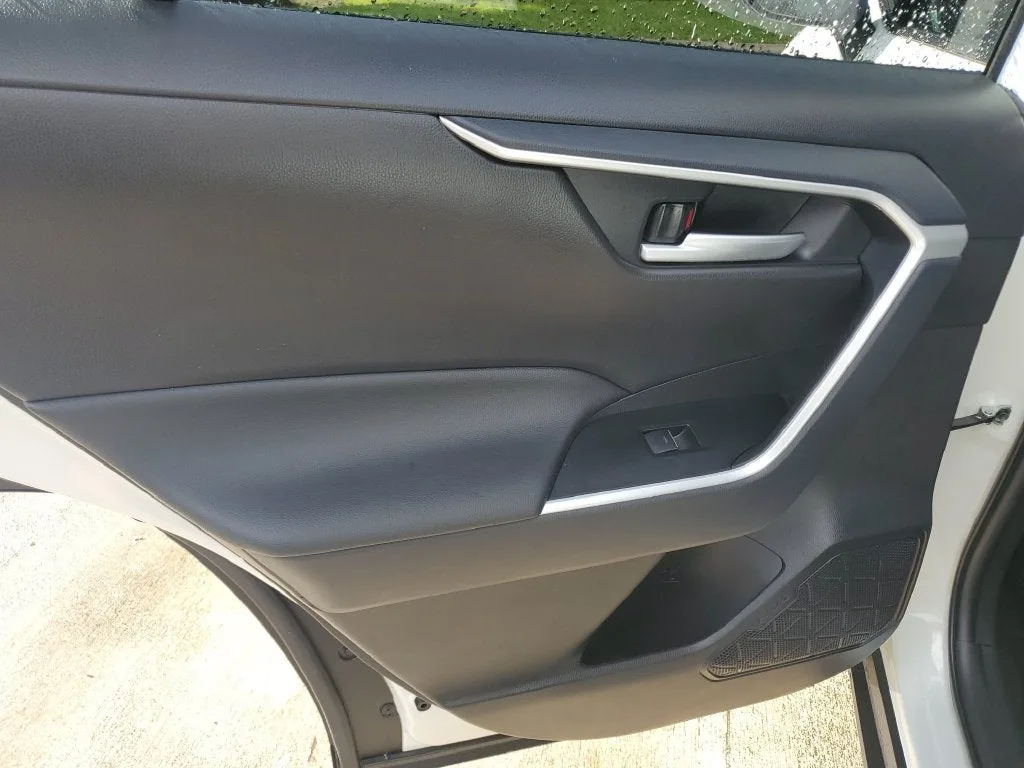 2025 Toyota RAV4 XLE photo 11