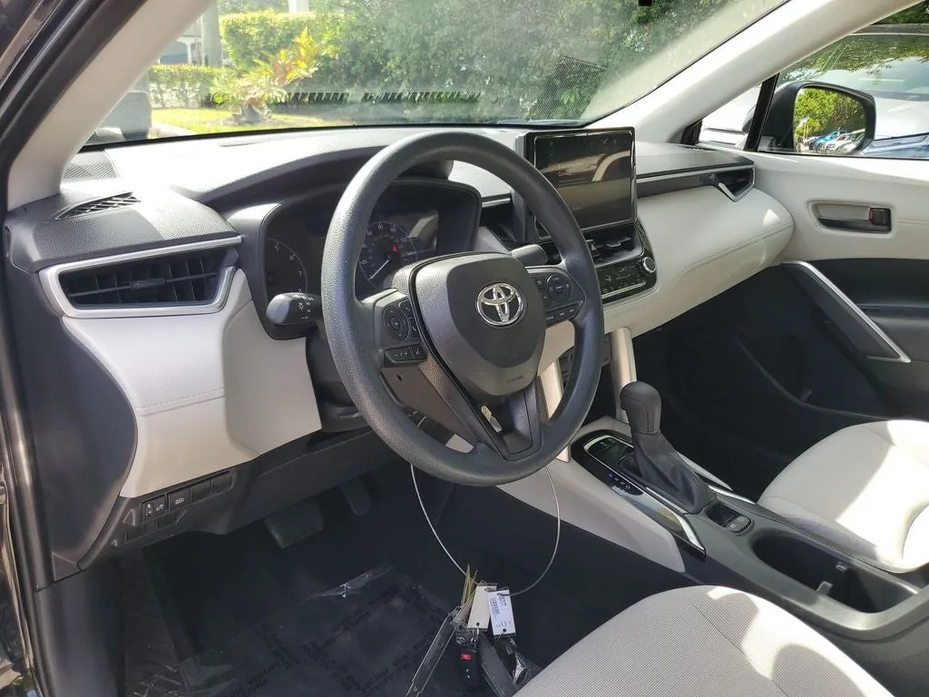 2024 Toyota Corolla Cross L photo 20