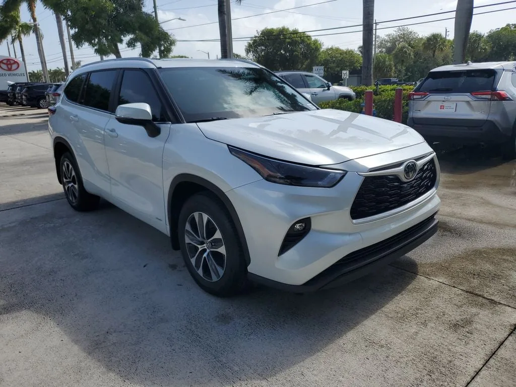 2026 Toyota Highlander Hybrid XLE photo 3