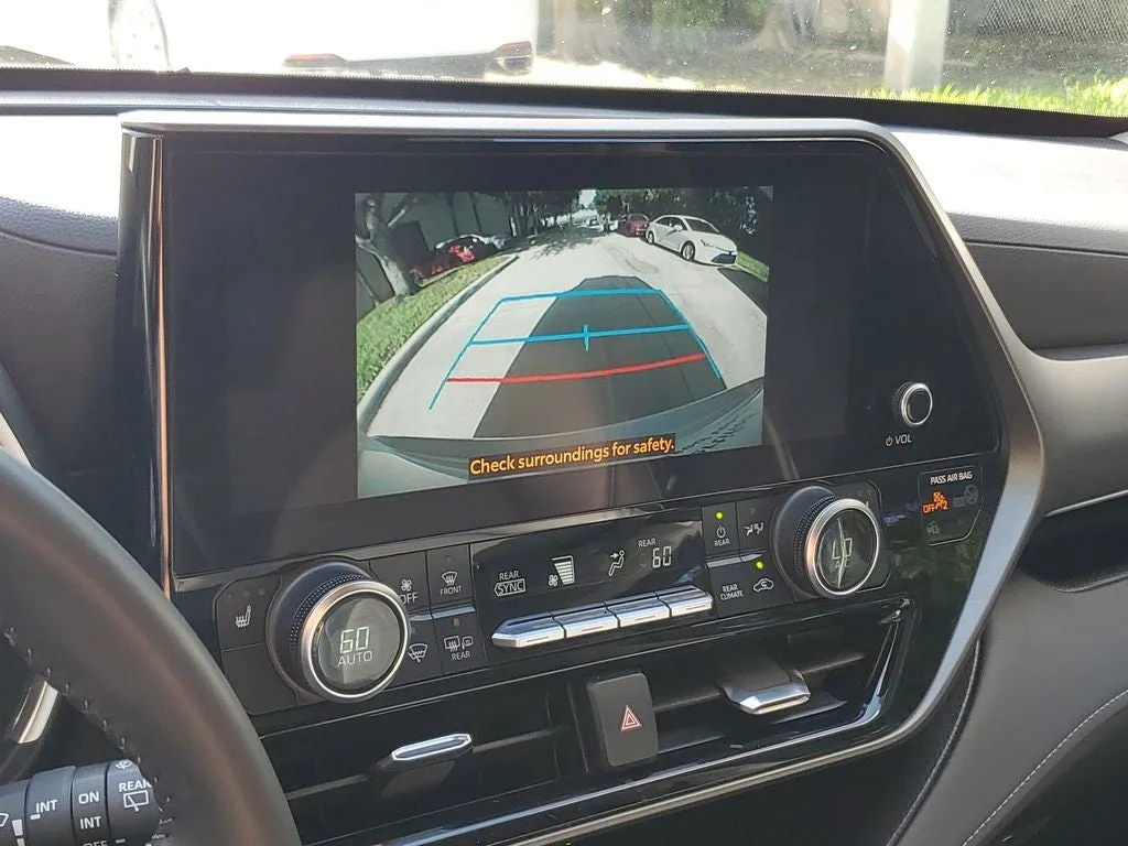 2024 Toyota Highlander XLE photo 30