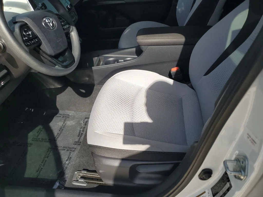 2022 Toyota Prius LE photo 21