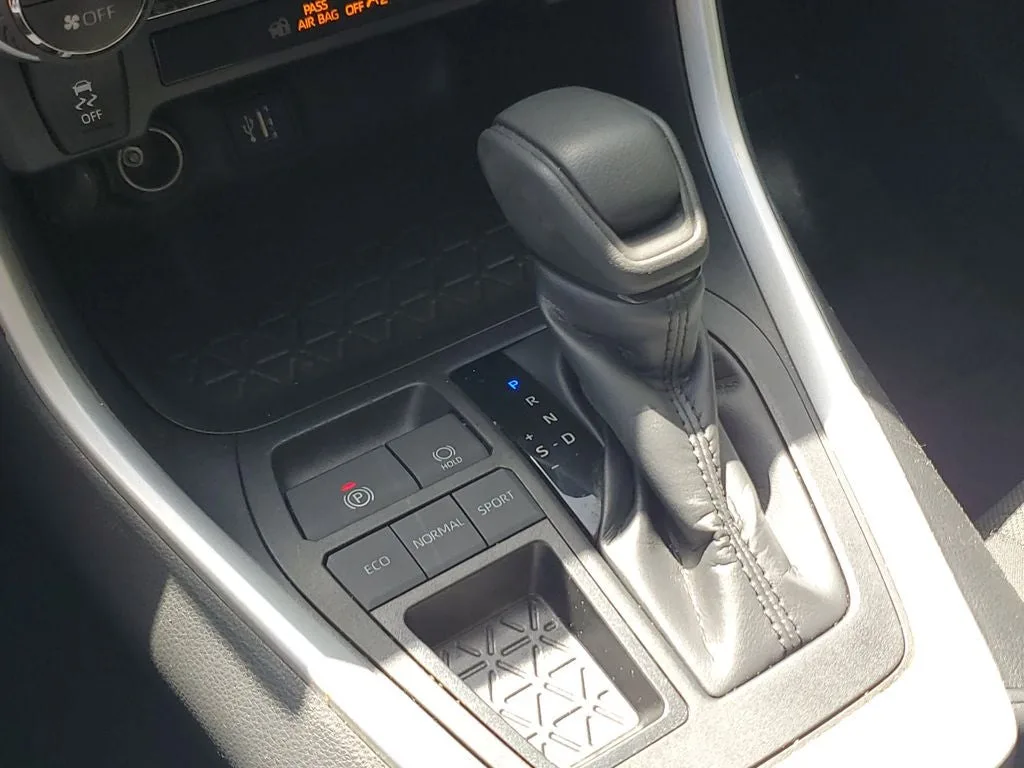 2024 Toyota RAV4 XLE photo 31