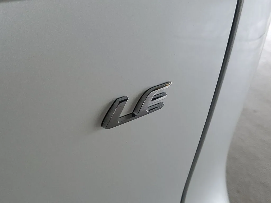2024 Toyota Corolla Cross LE photo 9