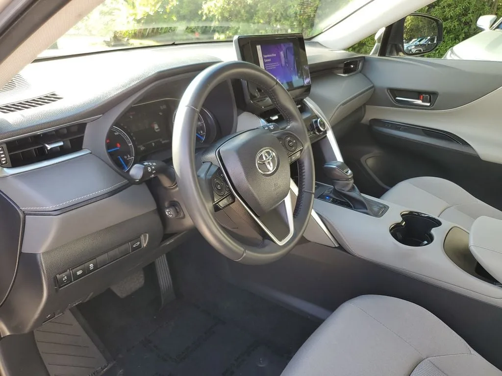 2023 Toyota Venza LE photo 20