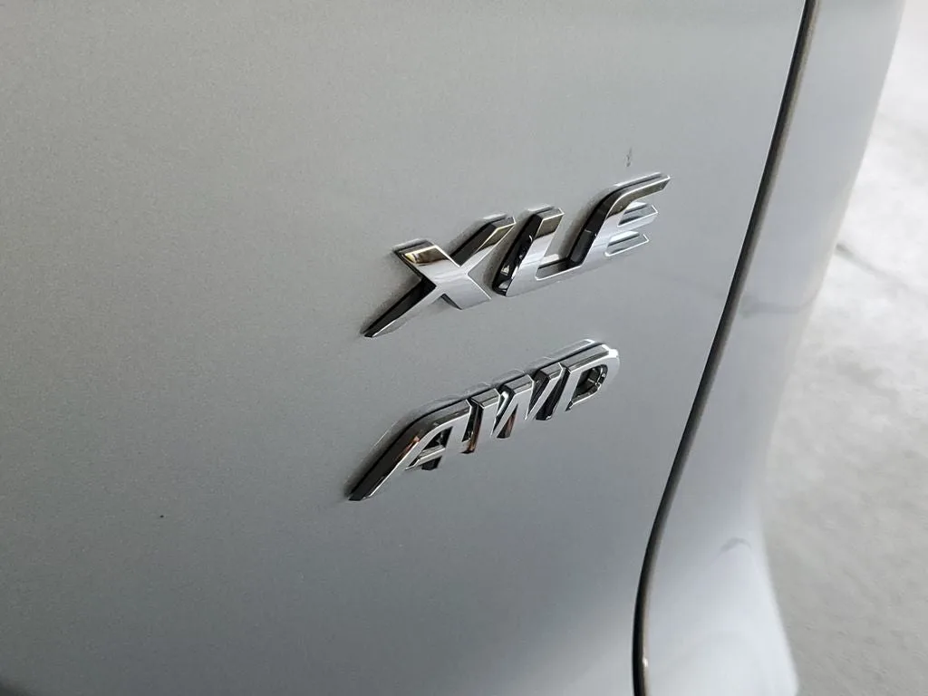 2024 Toyota Corolla Cross XLE photo 9